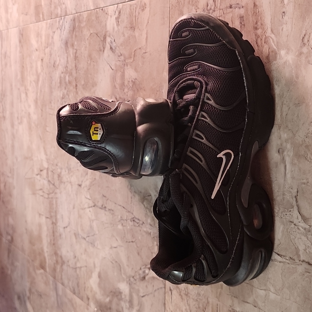 Nike Air Max Plus TN Black Pure Platinum Play Sneakers GS size 5Y